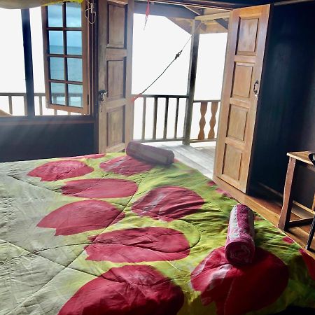 Beachfront Hut Upstairs Astra - Beach Shack Chalet Kampong Juara Luaran gambar
