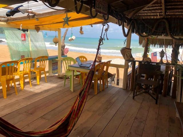 Beachfront Hut Upstairs Astra - Beach Shack Chalet Kampong Juara Luaran gambar