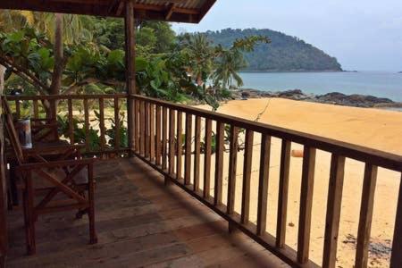 Beachfront Hut Upstairs Astra - Beach Shack Chalet Kampong Juara Luaran gambar