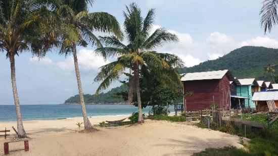 Beachfront Hut Upstairs Astra - Beach Shack Chalet Kampong Juara Luaran gambar