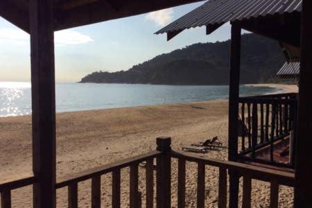 Beachfront Hut Upstairs Astra - Beach Shack Chalet Kampong Juara Luaran gambar