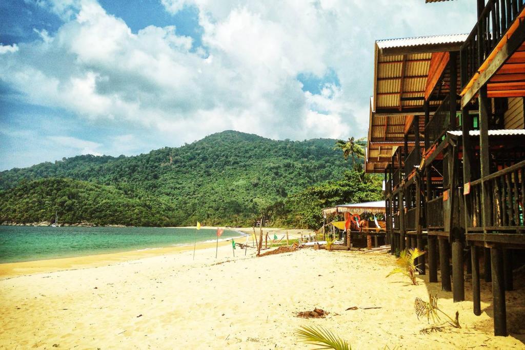 Beachfront Hut Upstairs Astra - Beach Shack Chalet Kampong Juara Luaran gambar