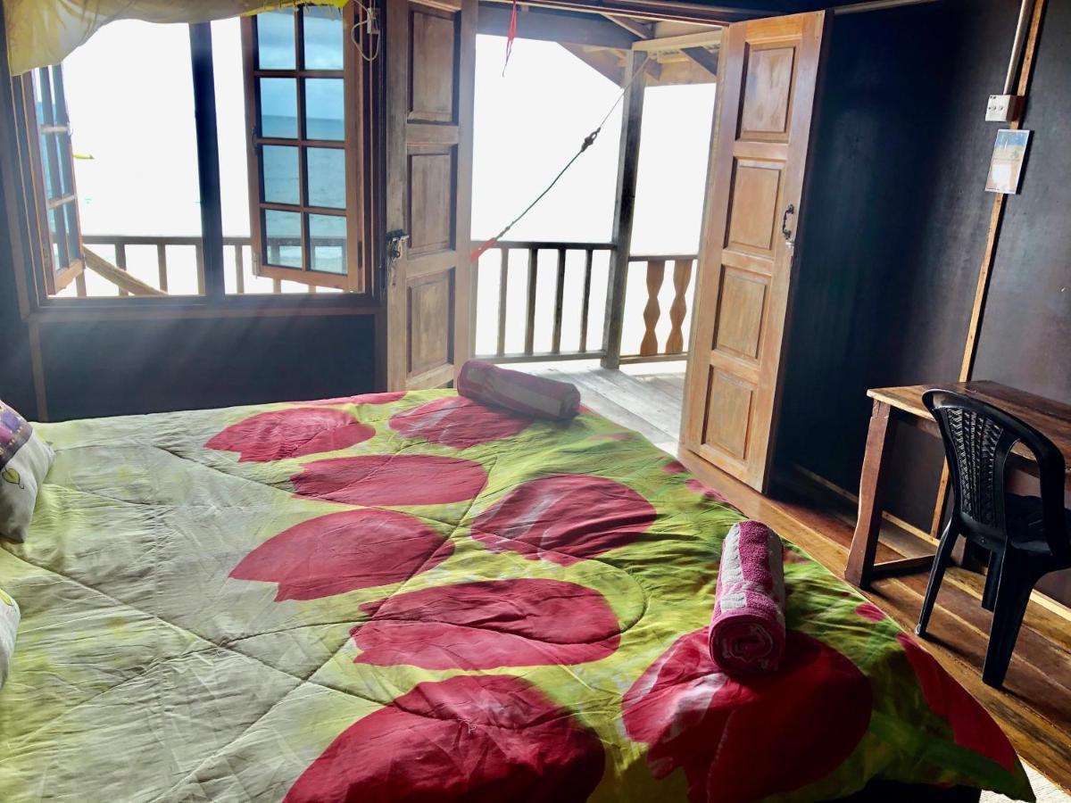 Beachfront Hut Upstairs Astra - Beach Shack Chalet Kampong Juara Luaran gambar