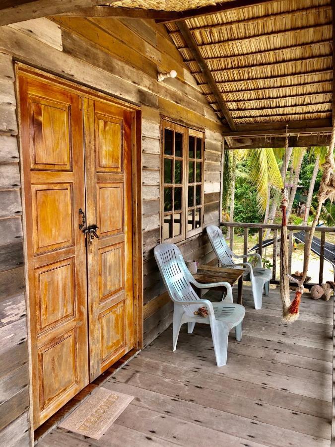 Beachfront Hut Upstairs Astra - Beach Shack Chalet Kampong Juara Luaran gambar