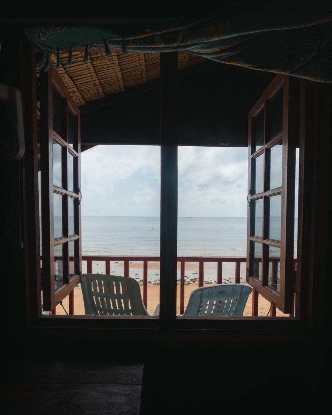 Beachfront Hut Upstairs Astra - Beach Shack Chalet Kampong Juara Luaran gambar